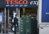 Βρετανία: Προσλήψεις 35.000 εργαζομένων από την αλυσίδα σούπερ μάρκετ Tesco