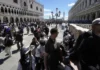 Η Βενετία ετοιμάζεται να αυξήσει την εισφορά στους τουρίστες που την επισκέπτονται -Τι σχεδιάζεται για το 2025