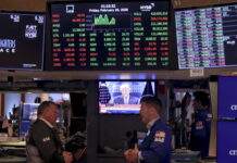 Νέο υψηλό για τον Dow με άνοδο κοντά στις 900 μονάδες στη Wall Street